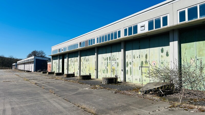 Bis 2014 war das Gelände auf dem Windhof mit dem Militär besetzt. Jetzt sitzt dort seit zehn Jahren eine Erstaufnahmeeinrichtung für Asylbegehrende. Das restliche GElände verkommt zum Lost Place.