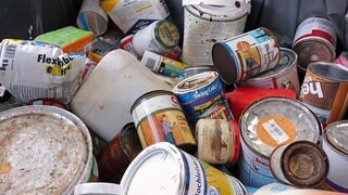 Sondermüll, wie zum Beispiel diese alten Farbreste, müssen fachgerecht entsorgt werden. Doch wo kann man das überhaupt? Die Deutsche Umwelthilfe klärt auf, welche Abfälle wohin gehören.