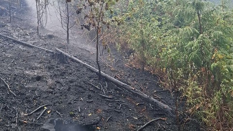 Nach dem Brand in Gebhardshain sind noch Spuren des Feuers zu sehen.