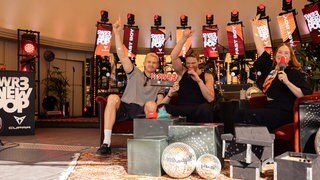 Während eines Interviews auf der Open-Air-Bühne vor dem Kurhaus überraschte SWR3 Moderatorin Sabrina Kemmer Fast Boy mit dem „SWR3 New Pop Award”