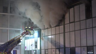 So sah der Brand in den frühen Morgenstunden aus: Dichter Rauch quoll aus dem Lager des Theaters.