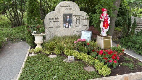Fritz Walter bekommt auch nach seinem Tod noch viel Besuch - an seinem Grab.