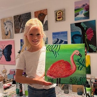 Mit diesem Flamingo fing alles an: Milias erstes eigenes Kunstwerk. Mittlerweile hat die Achtjährige über 30 Leinwände bemalt und damit genügend Werke für eine eigene Ausstellung im Rathaus Lonsee.