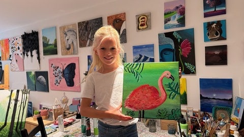 Mit diesem Flamingo fing alles an: Milias erstes eigenes Kunstwerk. Mittlerweile hat die Achtjährige über 30 Leinwände bemalt und damit genügend Werke für eine eigene Ausstellung im Rathaus Lonsee.