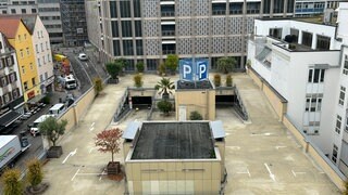 Luftbild von Parkhaus in Stuttgart: Hier sollte ein "Pocket Park" entstehen, eine grüne Oase mit Pflanzen in der Innenstadt.
