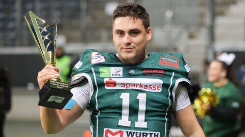 Reilly Hennessey hält die Trophäe des German Bowl MVP in seiner Hand