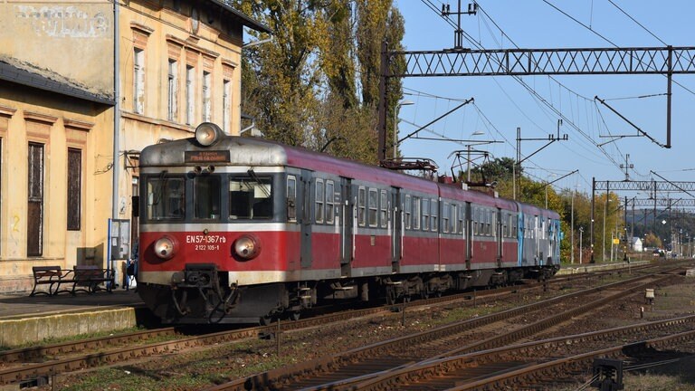 Nahverkehrszug EN57 im Bahnhof von Bialosliwie
