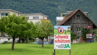 Abstimmungsplakat der SVP zur Schweizer Volksinitiative "Keine 10-Millionen-Schweiz!"