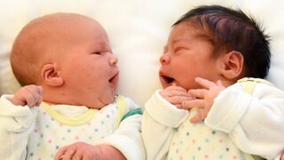 Das Bild zeigt zwei neugeborene Babys. Im Diakonissen-Krankenhaus in Speyer wurde am Freitag ein neuer Rekord aufgestellt: 20 Babys kamen an einem Tag zur Welt. 