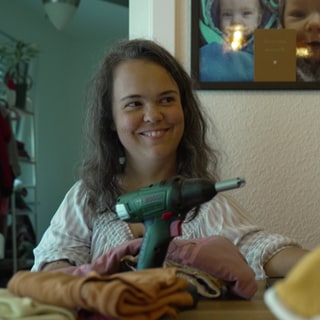 Nadine aus Backnang sitzt mit ihren Kindern am Tisch.