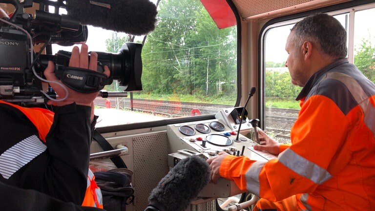 Mitfahrt in der Rangierlokomotive: die Fernsteuerung ermöglicht, dass der Lokführer nicht immer innen sitzen muss. 