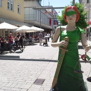Marktcheck Justitia Statue in der Fußgängerzone Esslingen