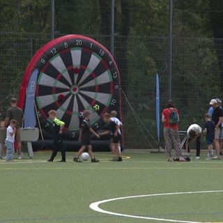 Buntes Treiben bei der offiziellen Eröffnung des Apollinaris-Stadions in Bad Neuenahr-Ahrweiler.