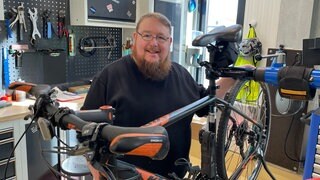 Gerhard Mann arbeitet in der inklusiven Fahrradwerkstatt von in.betrieb in Ingelheim.