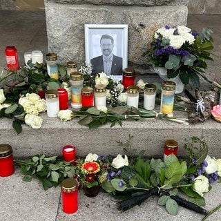Bürgermeister Christian Mauch ist gestorben: Vor dem Rathaus in Gerabronn legen Menschen Blumen nieder.