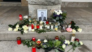 Bürgermeister Christian Mauch ist gestorben: Vor dem Rathaus in Gerabronn legen Menschen Blumen nieder.