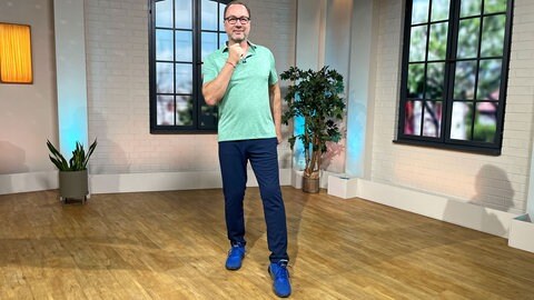 5-Minuten-Fitness: Rhythmische Übungen: Hüftdrehen mit einem Bein nach vorne