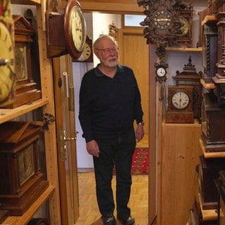 Peter Schlesselmann aus Binzen sammelt Schwarzwalduhren.