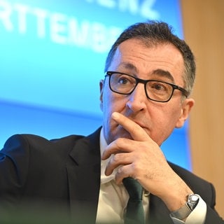 Cem Özdemir (Grüne), Ministerpräsident von Baden-Württemberg, sitzt in der Landespressekonferenz (Archivbild).