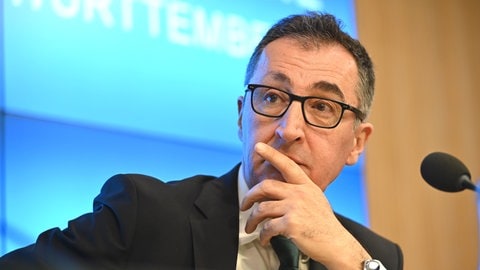 Cem Özdemir (Grüne), Ministerpräsident von Baden-Württemberg, sitzt in der Landespressekonferenz (Archivbild).