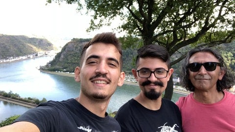 Hasan Özdemir mit den Söhnen am Rhein