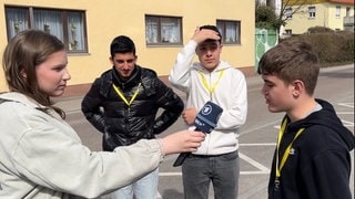 Schülerinnen und Schüler sind beim Newscamp in Schwäbisch Gmünd zum ersten Mal mit einem SWR-Mikro in der Hand: Reporter spielen macht Spaß.