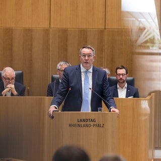 Ministerpräsident Alexander Schweitzer (SPD) im Landtag bei seiner Regierungserklärung zum Investitionsprogramm.