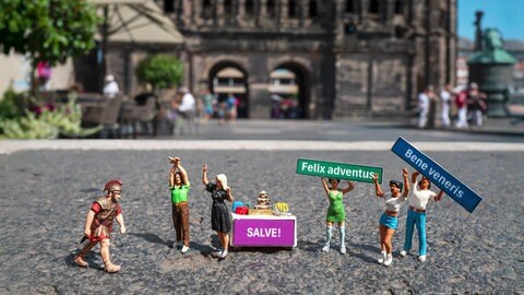 Die winzigen Figürchen wurden vor der Porta Nigra in Trier in Szene gesetzt.