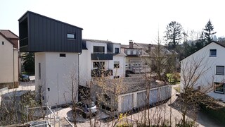 Ein ehemaliger Trafoturm als Wohnhaus. 