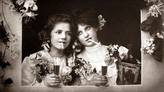 Zwei Frauen trinken und rauchen