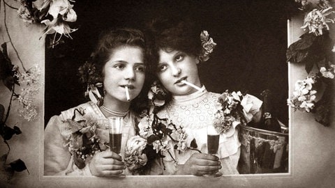 Zwei Frauen trinken und rauchen