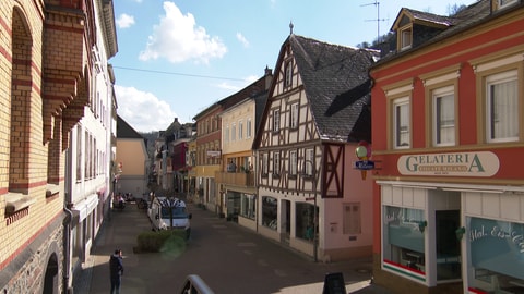 Ein Blick auf eine Straße in St. Goar - eine Studie der Uni Koblenz hat untersucht, warum in vier Orten am Mittelrhein so viele Häuser leerstehen.