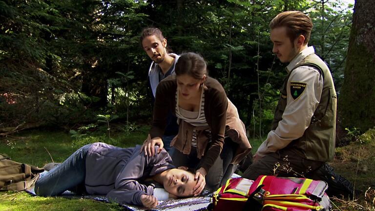Jenny, Albert, Celine und Sebastian machen Erste-Hilfe-Übungen im Wald