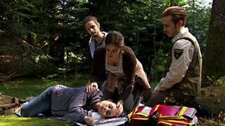 Jenny, Albert, Celine und Sebastian machen Erste-Hilfe-Übungen im Wald