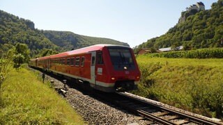 Je Richtung verkehrt alle zwei Stunden ein IRE auf der nur eingleisigen, nicht elektrifizierten Strecke.