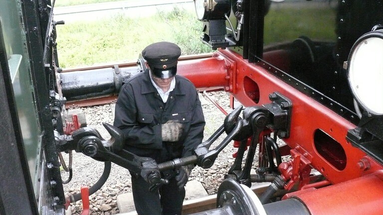 Gernot Erb beim Ankuppeln im Bahnhof Achern.