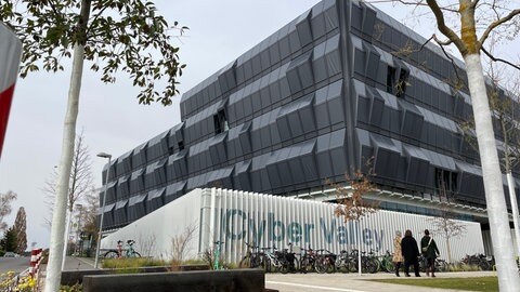 Der Forschungsverbund Cyber Valley in Tübingen hat am Freitag offiziell ein neues Gebäude bekommen. In dem neuen Campus soll künftig unter einem Dach vereint sein, was bislang verteilt war: Forschung, aber auch Start Ups im Bereich der Künstlichen Intelligenz. 