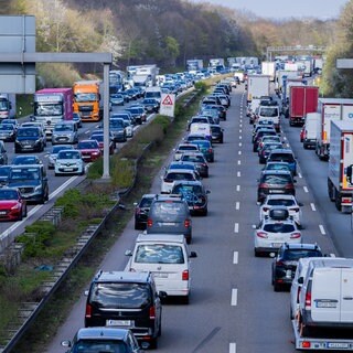 Der Verkehr staut sich auf der Autobahn 1 vor dem Autobahnkreuz Leverkusen - so könnte es an Pfingsten auch auf den Autobahnen Baden-Württembergs aussehen.