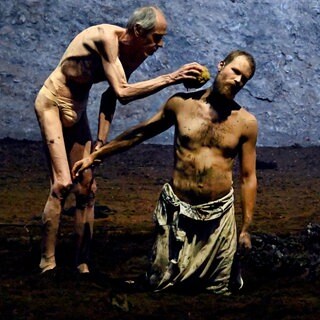 Philippe Sly (rechts, Saint Francois) während der Fotoprobe zur Oper „Saint Francois d’Assise“ von Olivier Messiaen im Rahmen der Salzburger Sommerfestspiele in der Felsenreitschule. 