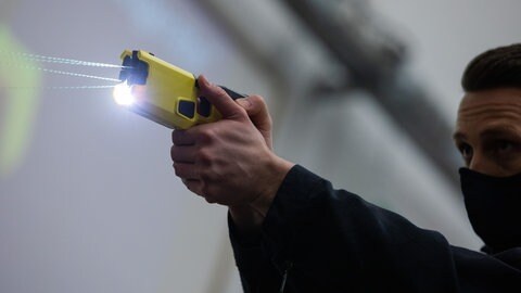 Die Polizei hat einen betrunkenen Mann in Kaiserslautern aus dem Verkehr gezogen und gegen ihn einen Taser eingesetzt.