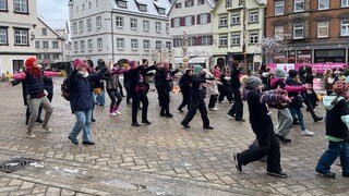 Dutzende Menschen machen bei der Tanzdemo in Biberach mit. Gemeinsam führen sie eine einstudierte Choreo vor, die über all bei den Aktionen der Bewegung One Billion Rising gezeigt wird. 