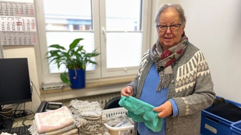 Eva Sonner ist ehemalige Krankenschwester. Wenn sie gerade niemanden medizinisch versorgt, kümmert sie sich auch mal um die Wäsche oder strickt.