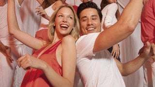 Mehrere tanzende Paare: Die unterschiedlichen Tänze haben eines gemeinsam: Sie tun uns gut. Wir trainieren beim Tanzen unser Herz und – wenn es um Choreografien oder Tanzschritte geht – auch unser Gehirn. 