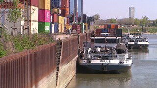 Niedrigwasser an einem Hafen. 