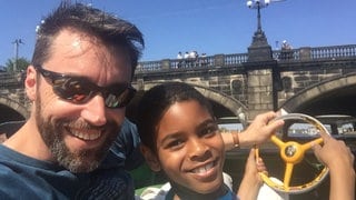 Tandem Matthias und Hermes beim Tretbootfahren auf der Alster - Zeit für Zukunft - Mentoren für Kinder e.V.