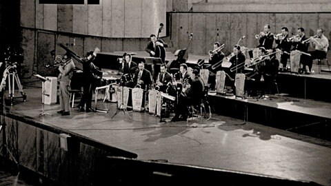 Miles Davis und das Südfunk-Tanzorchester unter der Leitung von Erwin Lehn im Jahr 1957 in der Stuttgarter Liederhalle