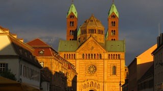 Der Speyerer Dom im Abendrot. Der Dombauverein stellt eine Millionenspende für die Sanierung des Weltkulturerbes zur Verfügung. 