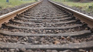 Blick auf Bahngleise an einem Bahnhof (Archivbild).