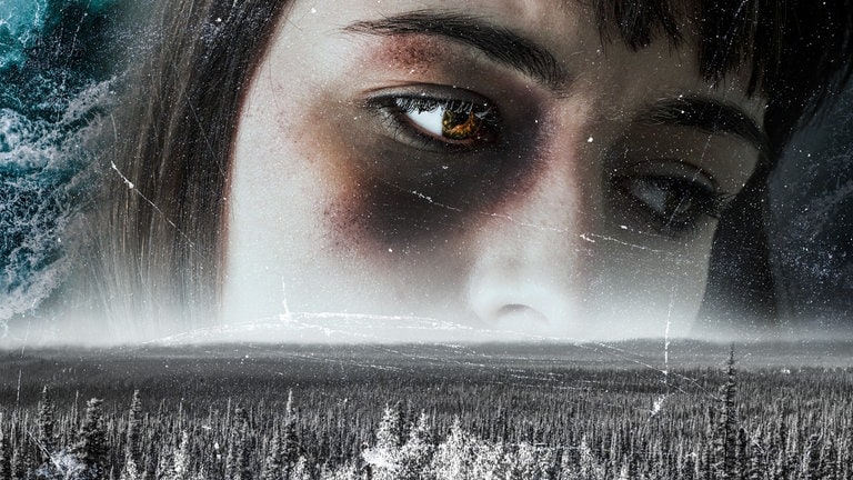 Über allem war Licht - In der Doppelbelichtung ist eine Frau mit blauem Auge traurig am Himmel über einem Wald zu sehen. Sie schaut traurig und im Hintergrund sind Wellen des Meeres zu sehen.