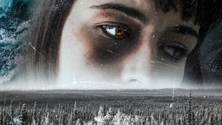 Über allem war Licht - In der Doppelbelichtung ist eine Frau mit blauem Auge traurig am Himmel über einem Wald zu sehen. Sie schaut traurig und im Hintergrund sind Wellen des Meeres zu sehen.